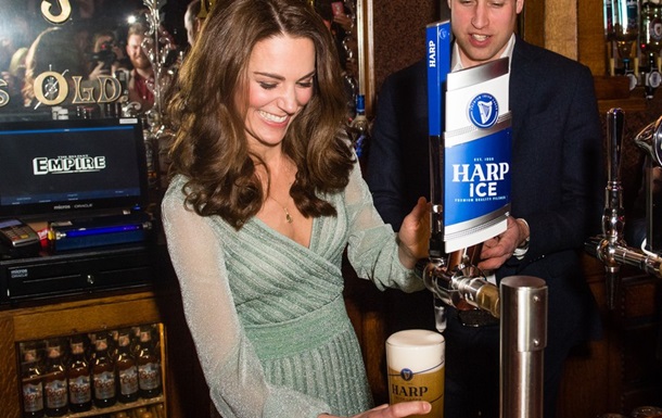 Кейт Миддлтон разливала пиво в ирландском баре