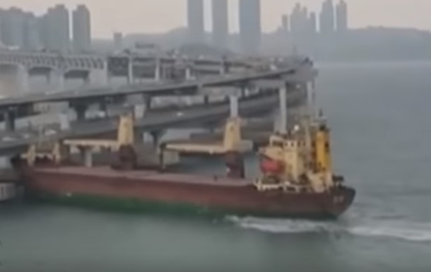 У Південній Кореї корабель протаранив міст