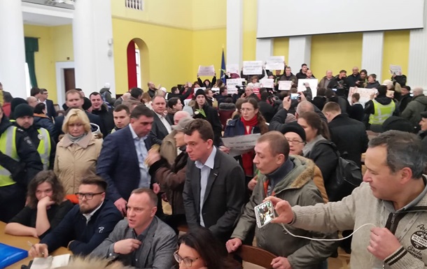 В Киеве активисты захватили зал горсовета