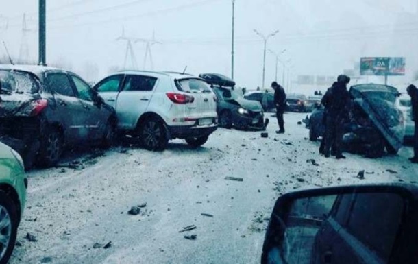 В Москве столкнулись около 40 автомобилей