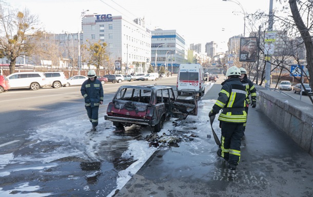 У Києві спалахнув автомобіль з людьми в салоні