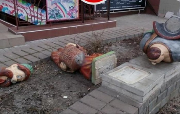 У Києві невідомі розгромили пам ятник козакам з мультика