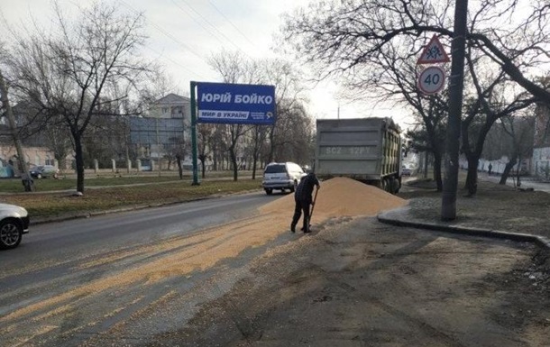 В Николаеве на дорогу высыпалось 10 тонн кукурузы
