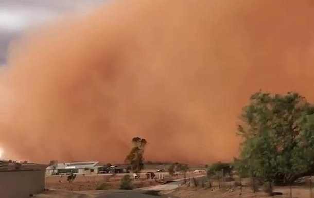 В Австралії зняли на відео потужну піщану бурю