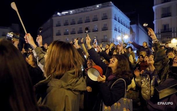 Испанки начали 8 марта митингом с посудой