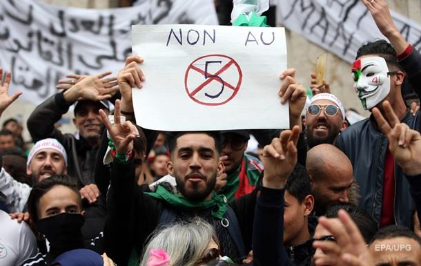 Протести в Алжирі: влада зупинила рух поїздів
