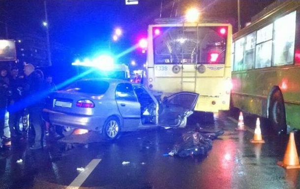У Києві Lanos в їхав у тролейбус, загинула людина