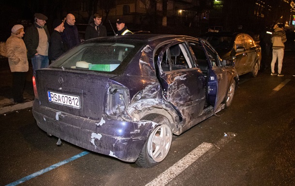 Вночі в Києві зіткнулися три авто