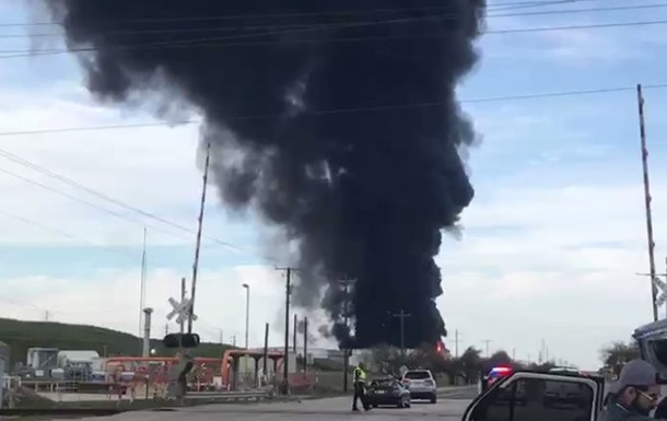 У Техасі загорілося нафтосховище