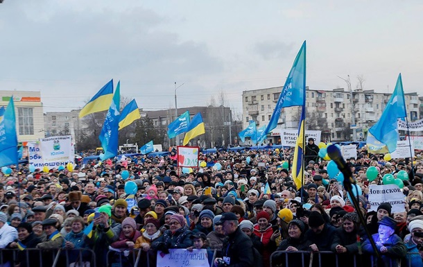 Площа Перемоги в Сєвєродонецьку зібрала тисячі мешканців 