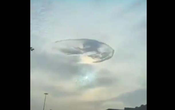 Очевидці зняли на відео загадкову  дірку  в небі
