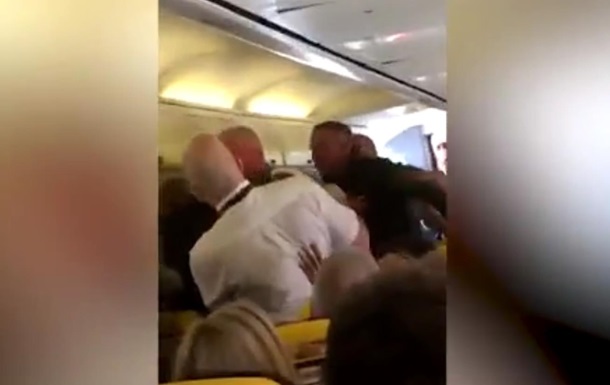 Пассажиры самолета подрались из-за женских ног
