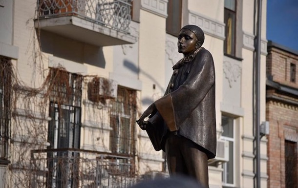 В Киеве открыли памятник звезде шансона Вертинскому