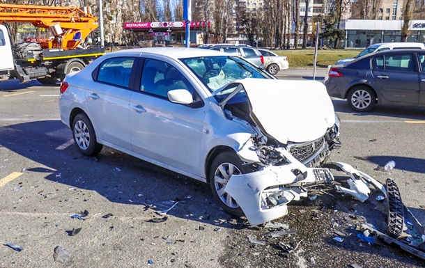 У Києві зіткнулися два таксі: троє постраждалих