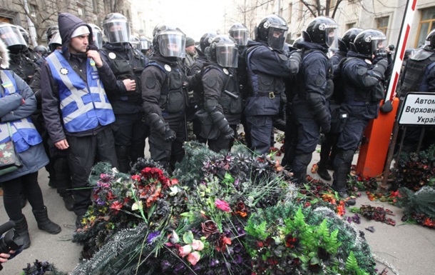 У Києві учасники протесту обклали кордон силовиків похоронними вінками