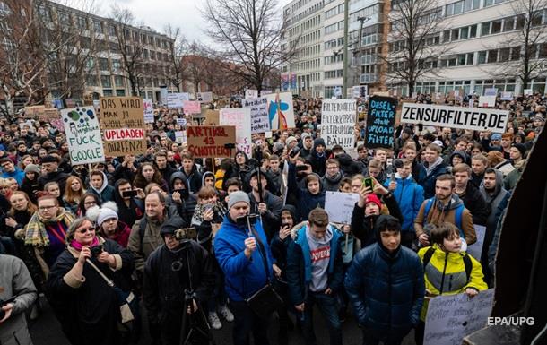 Жители Германии вышли на акции за  спасение интернета 