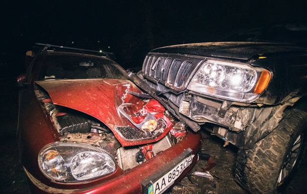 У Києві п яний водій вилетів на узбіччя і зім яв два авто