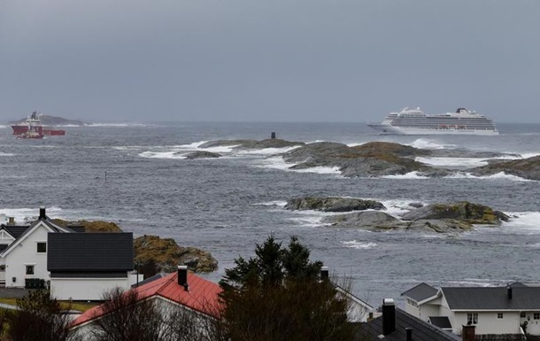 Лайнер Viking Sky відбуксирували до норвезького порту