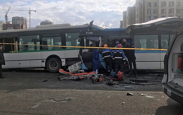 У Казахстані зіткнулися три автобуси, є жертви