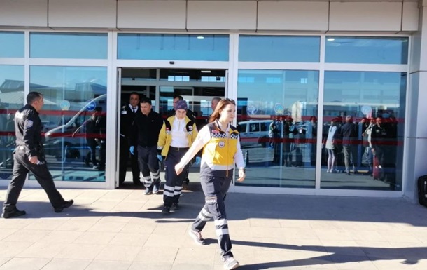 Поліцейські влаштували перестрілку в турецькому аеропорту