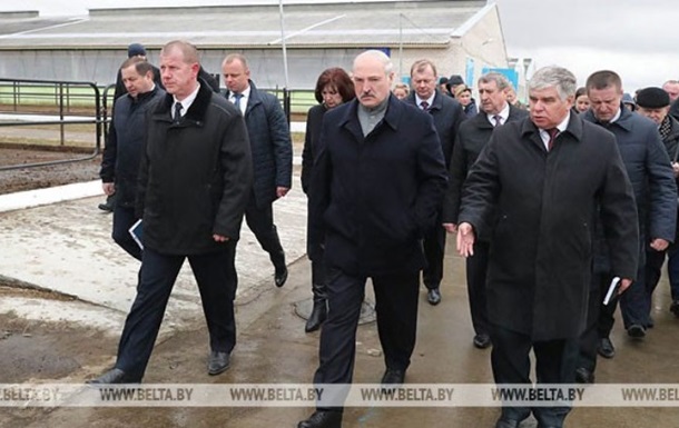  Це Освенцим : Лукашенко звільнив губернатора після відвідування корівника
