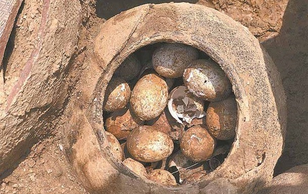 В Китае нашли древний кувшин с яйцами