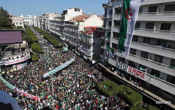 В Алжирі на антипрезидентський мітинг вийшли мільйон осіб