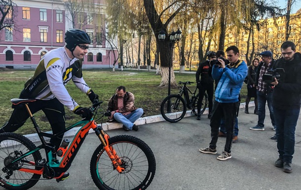 Кличко приїхав голосувати на велосипеді