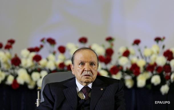 Президент Алжиру після 20 років правління заявив про відставку