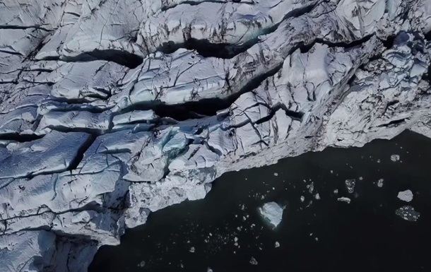 Хвиля з падіння льодовика ледь не втопила туристів