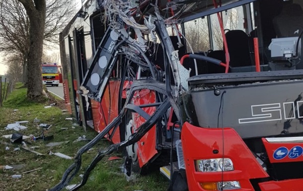 У Німеччині автобус з дітьми потрапив у ДТП: 30 постраждалих