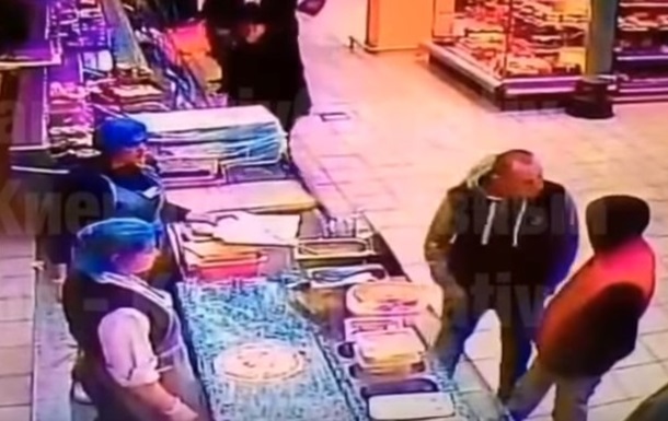 Вбивство у супермаркеті Києва: в поліції розповіли подробиці