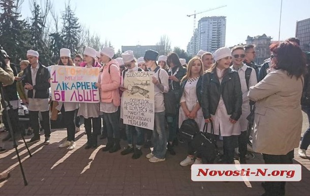 Під міськрадою Миколаєва мітингують студенти