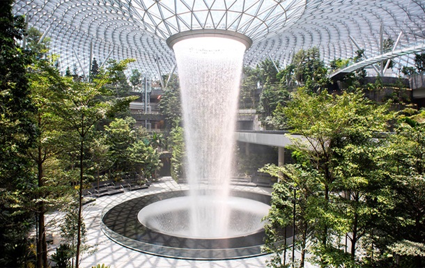 В лучшем аэропорту открыли пятиэтажные сады и крупнейший водопад