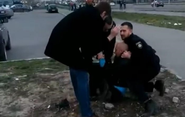 Копи побили свідка нападу поліцейського на водія квадроцикла - УАВЗ