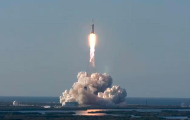 Ракета Falcon Heavy вивела на орбіту саудівський супутник