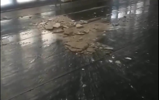 В театре Харькова на детей рухнула штукатурка