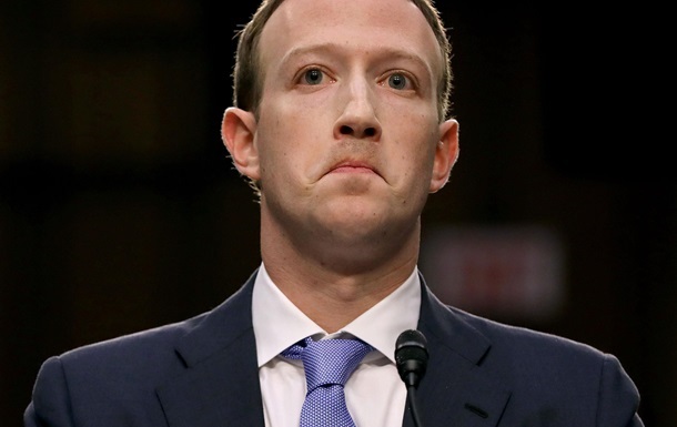 Акціонери Facebook вимагають відставки Цукерберга