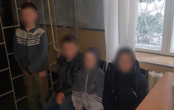 У Київській області п яні діти розгромили кладовище