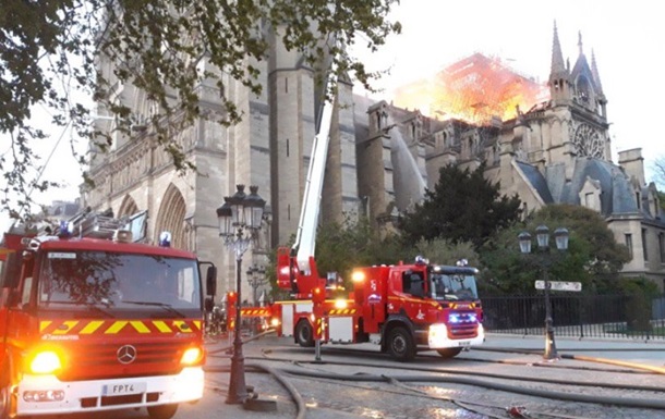 Пожежні показали, як боролися з вогнем у соборі Паризької Богоматері