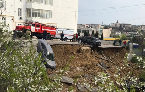 У Севастополі парковка з автомобілями сповзла в обрив
