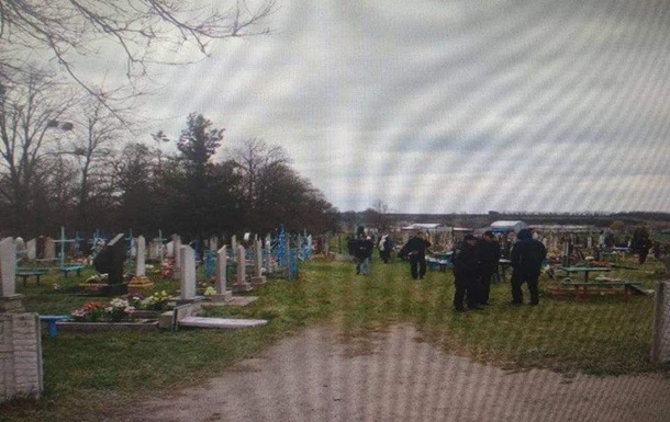 У Черкаській області підлітки розгромили кладовище