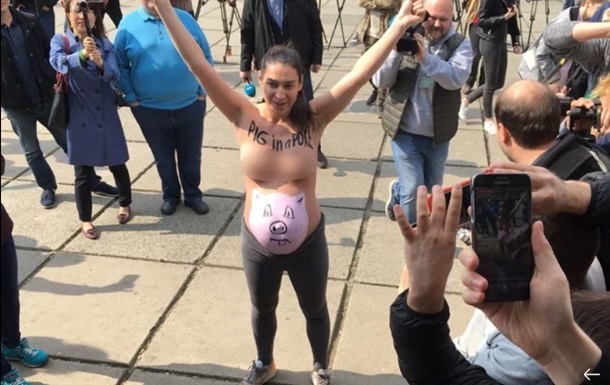 Зеленского встретила беременная участница Femen