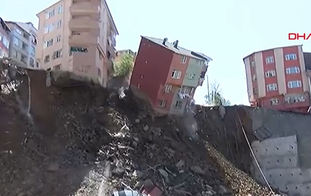 У Стамбулі через зсув впав чотириповерховий дім