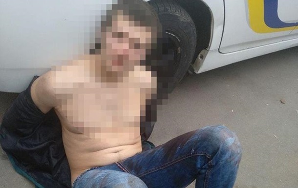 В Одесі чоловік пограбував жінку, а під час затримання намагався з їсти гроші