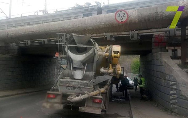 В Одесі бетономішалка врізалася в міст
