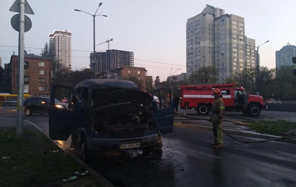 У Києві на ходу загорівся мікроавтобус Газель