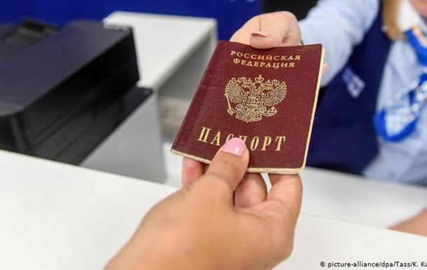 DW: Роздача російських паспортів на Донбасі. Що треба Кремлю