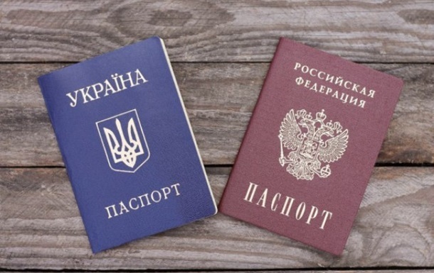 Порошенко порівняв паспорти України і Росії