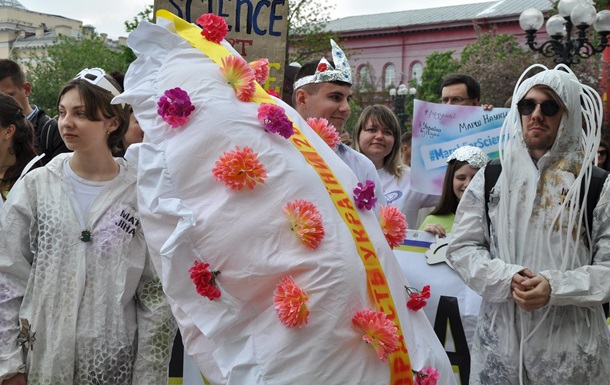 В Киеве ученые вышли на марш с вареником